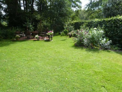 Helle Dachgeschosswohnung mit großem Gartenteil in direkter Nähe zum Naturschutzgebiet