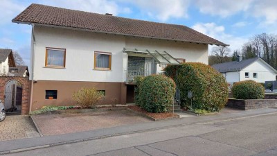 Freistehendes Einfamilienhaus und angrenzendes Baugrundstück in Mauer