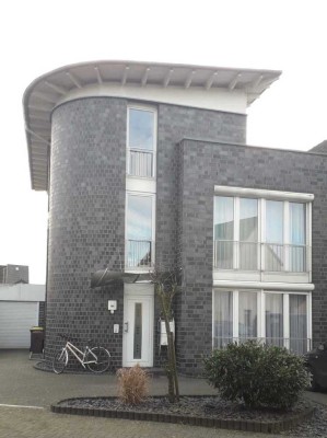 Attraktive 4-Zimmer-Maisonette-Wohnung mit Dachterrasse und Balkon in Dormagen-Nievenheim