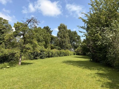 Vorne Stadt und hinten Land - Grundstück mit Altbestand in zentraler Lage und viel Natur....