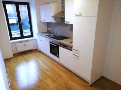 Heller 3 ZIMMER-Altbau, extra Küche möbliert, großes Bad mit Dusche / WC und Fenster, WG-tauglich!