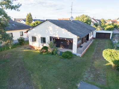 Älterer Bungalow auf großem Grundstück in Winden am Aign