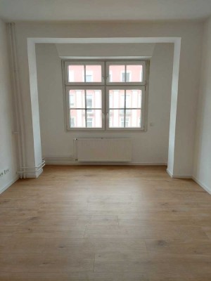 Erstbezug nach Sanierung: Stilvolle 2-Zimmer-Altbauwohnung mit Balkonen und besonderem Charme