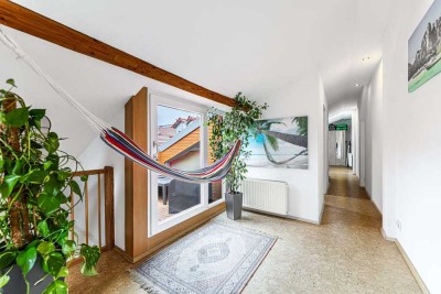HEGERICH: Großzügige und charmevolle Maisonettewohnung mit Dachloggia in der Fürther Südstadt