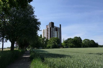"Über den Dächern" gepflegte Wohnung mit Westbalkon und Tiefgaragen-Stellplatz