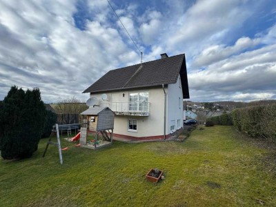 Großzügiges Zweifamilienhaus mit modernisierter Wohneinheit, großem Garten und ruhiger Lage in Wilns