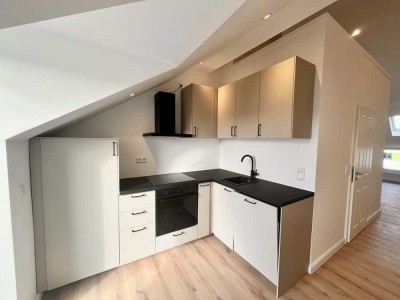 Wohnung mit Weitblick: Sanierte 2.Zi-DG-Whg. mit Balkon und EBK im Energieeffizienzhaus