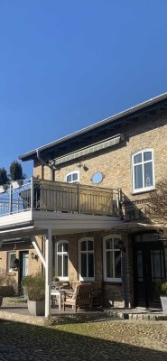 neuwertige 4-Zimmer Wohnung mit Balkon auf historischem Resthof