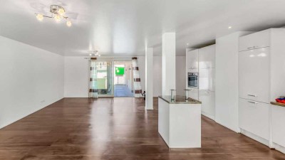 Moderne Stadtwohnung in ruhiger Seitenstraße — mit Balkon und Tiefgarage