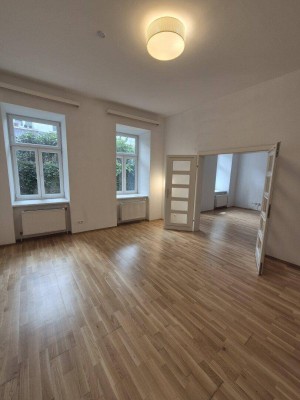 Gartenwohnung mit 2 Zimmer und kleiner Terrasse in gepflegtem Altbau Zinshaus