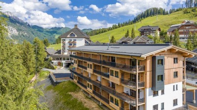 Neuwertige Terrassenwohnung an der Piste: 5 Zimmer, Sauna, Balkon &amp; Garage!