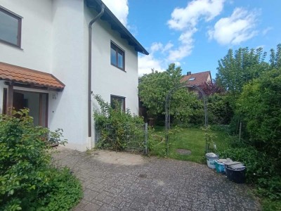 Erstbezug nach Renovierung: charmantes Reiheneckhaus mit Garten in Bestlage