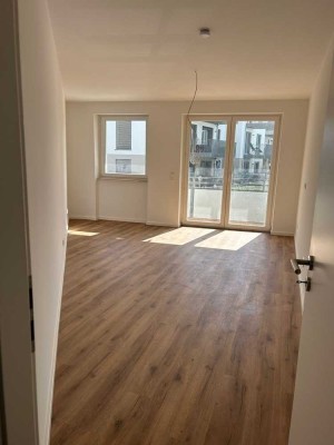 Traumhaft schöne neu renovierte 3-Zimmer Wohnung im ersten Stock mit Balkon