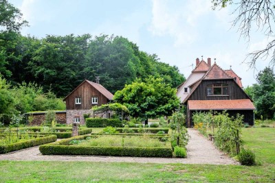 Historisches Ensemble in der freien Natur - aufwändig und liebevoll saniert