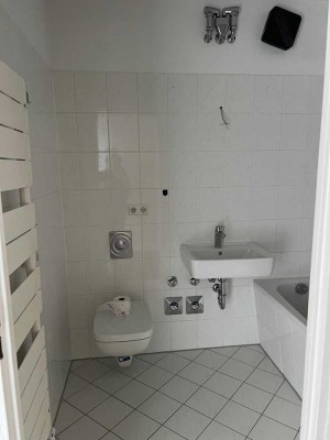 Exklusive 2-Zimmer-Wohnung mit Balkon und Einbauküche in Berlin Johannisthal (Treptow)