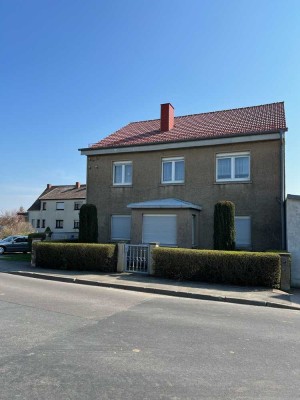 Ein- bis Zweifamilienhaus mit großem Garten, Gewerbeflächen, Doppelzufahrt & Garagen