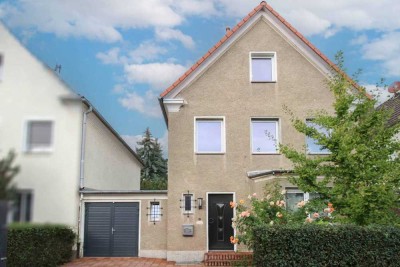 Zögern Sie nicht: Umfassend renoviertes Einfamilienhaus samt Garten, Garage und 2 Freistellplätzen