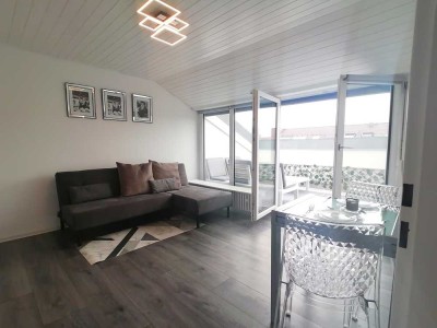 Sonnige, hochwertig sanierte 2-Zimmer Whg mit Dachterrasse, EBK und möbliert – ab 15. September frei