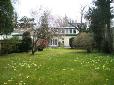 Charmantes, großzügiges Einfamilienhaus mit Potenzial im Dornröschenschlaf und großem Naturgarten in begehrter Lage (!)