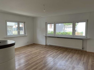 Renovierte Wohnung mit 4 Zimmern, Kamin, Terrasse, Garten und EBK
