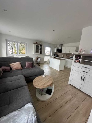 Attraktive 3-Zimmer-Penthouse-Wohnung mit Dachterrasse und Einbauküche in Wasbek