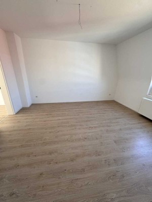 Sanierte 2,5 Zimmer Wohnung mit Balkon