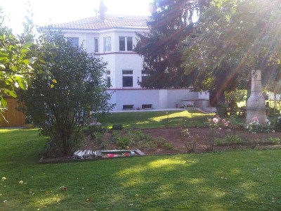 Sehr schöne, ruhige und große 3 ZKB Erdgeschosswohnung mit Balkon/Terrasse in Villa