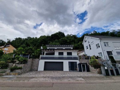 Geräumiges, preiswertes und neuwertiges 5-Raum-Einfamilienhaus mit geh. Innenausstattung