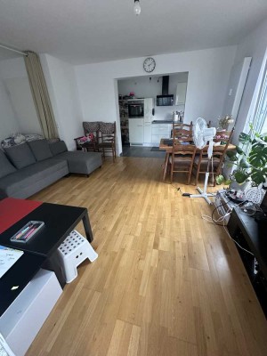Exklusive, vollständig renovierte 2-Zimmer-Wohnung mit Balkon und EBK in Offenbach am Main