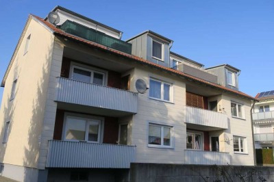 Einfach Mehr: Gepflegte 3-Zimmer-Etagenwohnung, Süd-Loggia-Balkon, PKW-Stellplatz, 84069 Schierling.