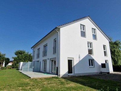 Erstbezug! Moderne Doppelhaushälfte - Ruhig + sonnig gelegen & perfekt für Familien oder Pendler