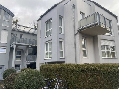 Renovierte Maisonette-Wohnung mit vier Zimmern sowie Balkon und Einbauküche in Düren