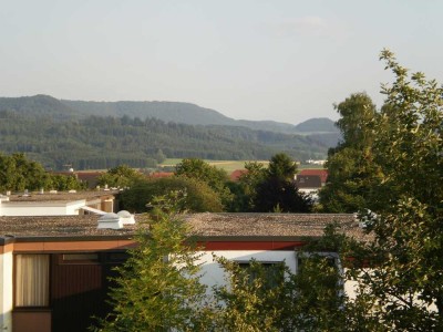 schöne, ruhige 2 - Zimmer Wohnung mit Balkon und TG incl. EBK