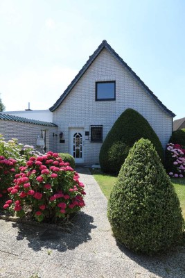 Charmante Doppelhaushälfte in Viersen – Ruhige Lage, Anbau, Garage & Traumgarten!