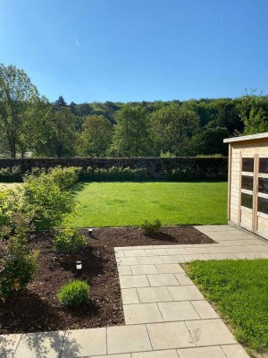 Wohnträume können wahr werden: Luxus-Gartenwohnung mit großem Grundstück im Hofgut Kolnhausen