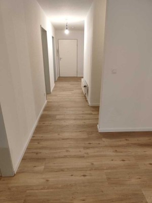 Zentrale, sonnige 4 Zimmer Wohnung mit Balkon und Stellplatz