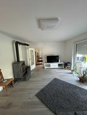 Neuwertige 3 Zi.-Gartenwohnung möbliert für Gartenliebhaber