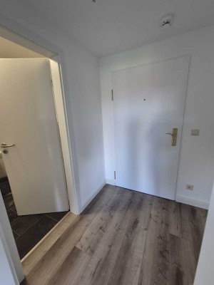 SCHMUCKSTÜCK! KERNSANIERTE 1,5 RWE MIT BALKON HOFSEITIG, NEUES DUSCHBAD U. BODENBELÄGE, TÜREN....