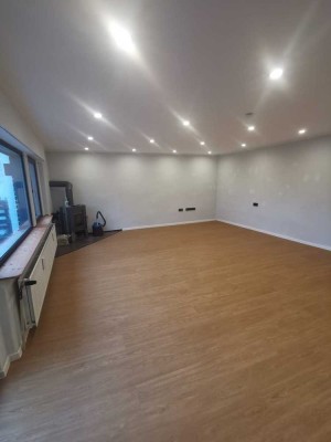 Moderne 2-Zimmer-Wohnung mit Kamin, Balkon und EBK in Manderscheid