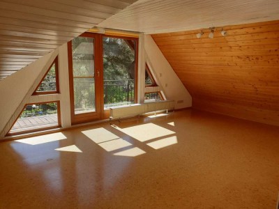 Attraktive und modernisierte 3-Raum-Dachgeschosswohnung mit Balkon und EBK in Maulbronn