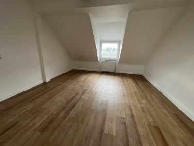 Renovierte 2-Zimmer-Dachgeschosswohnung mit Wohnküche