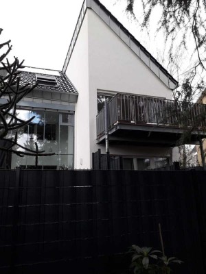 Schöne und helle 1-Zimmer-Wohnung mit eigenem Eingang und Terrasse (auf Wunsch möbliert)