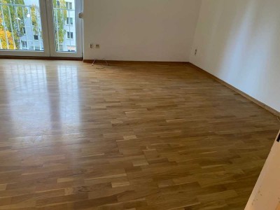 MAX 4 PERS. Helle, einfache 3-Zimmer Wohnung mit Wohnküche und Abstellraum  in München / AU