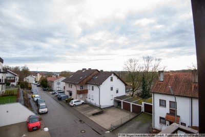 Helle und geräumige 3 Zi. ETW mit sonnigem Balkon + Einzelgarage - renovierungsbedürftig -