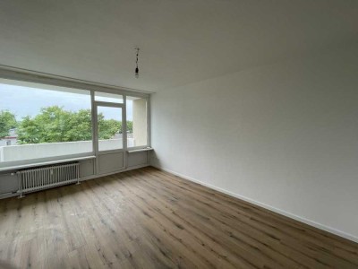 ~ Lichtdurchflutete 3-Zimmerwohnung ** Frisch saniert ** Balkon ~