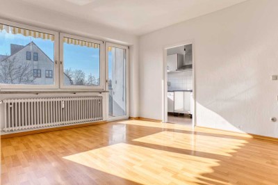 *Provisionsfrei!* Freie Wohnung mit RENOVIERUNGSBEDARF, 2-ZKB mit großem Balkon