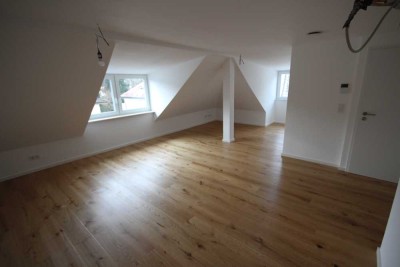 Befristet bis 12/2027 - Frisch sanierte (KfW40) 3-Zimmer DG-Wohnung mit Klimaanlage und Fußbodenhzg.