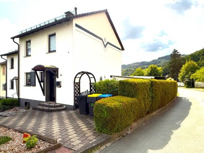 Charmantes Reiheneckhaus mit herrlichem Fernblick