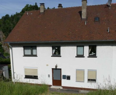 !! Provisionsfrei !! Schöne und modernisierte 4-Zimmer-Wohnung mit Balkon und EBK in Gernsbach