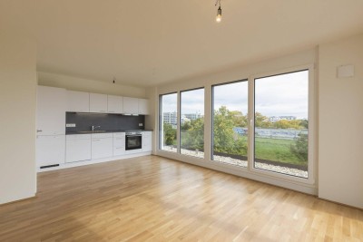 Dachgeschoss-Wohnung mit Klimaanlage und großzügigen Freiflächen, Einbauküche inklusive!